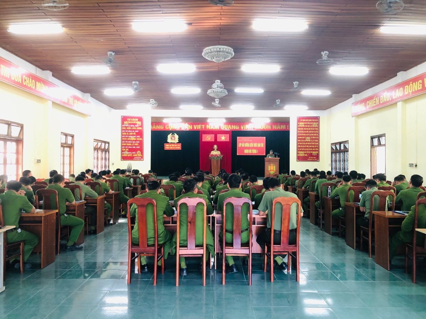 Năm 2023, tỉnh Kon Tum tổ chức 10 lớp bồi dưỡng kiến thức  dân tộc cho nhóm đối tượng 3, đối tượng 4