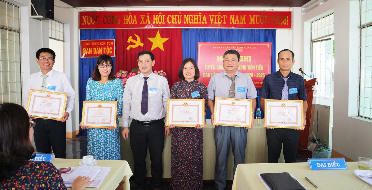 Đồng chí Đinh Quốc Tuấn, TUV, Trưởng Ban Dân tộc trao Bằng khen của Chủ tịch UBND tỉnh cho cá nhân tại Hội nghị điển hình tiên tiến năm 2020