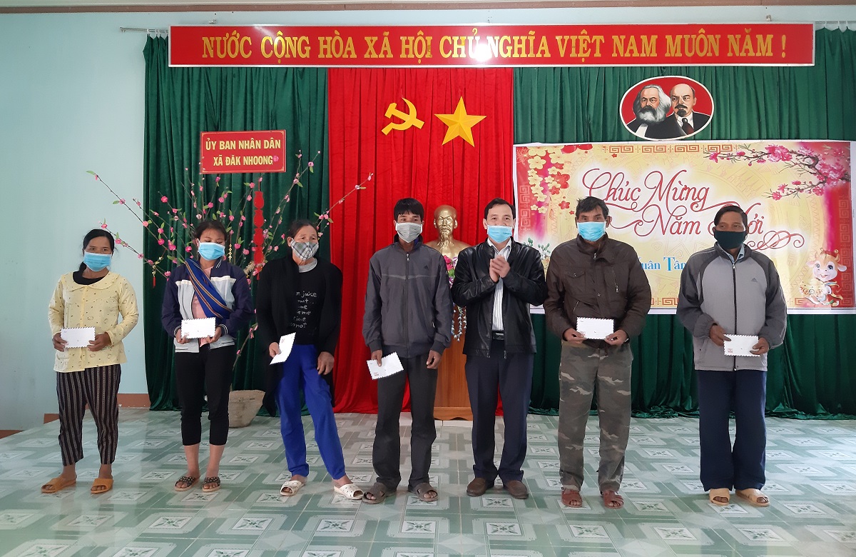 Đồng chí Đinh Quốc Tuấn, TUV, Trưởng Ban Dân tộc thăm, tặng quà Tết Nguyên đán Tân Sửu 2021 tại xã Đăk Nhoong, huyện Đăk Glei