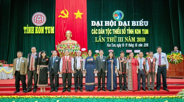 Lãnh đạo Uỷ ban Dân tộc, Lãnh đạo tỉnh Kon Tum chụp ảnh lưu niệm tại Đại hội đại biểu các DTTS tỉnh Kon Tum lần thứ III năm 2019