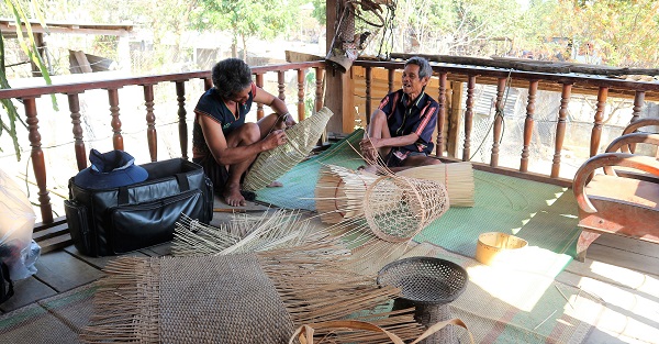 Ban Dân tộc xây dựng băng đĩa quy trình sản xuất nghề đan lát truyền thống tại thị trấn Sa Thầy