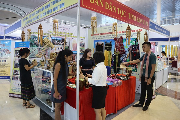 Giới thiệu sản phẩm nghề truyền thống tại Hội chợ Quốc tế Hành lang Kinh tế Đông - Tây Đà Nẵng 2018