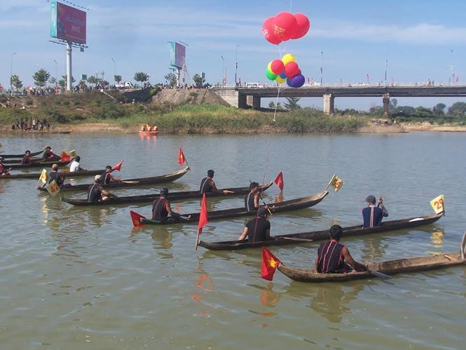Nghề đẽo thuyền độc mộc của đồng bào dân tộc thiểu số tỉnh Kon Tum