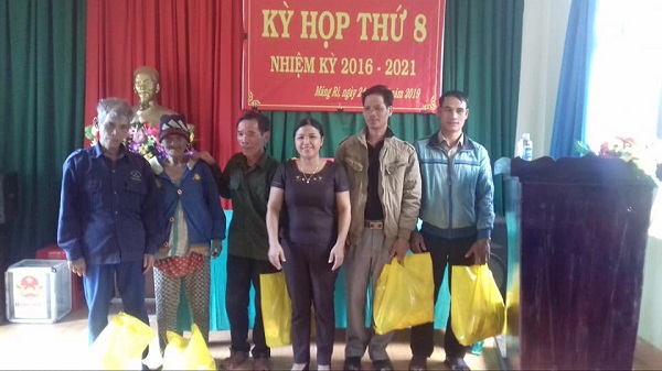 Ban Dân tộc thăm và tặng quà các gia đình chính sách xã Măng Ri, huyện Tu Mơ Rông