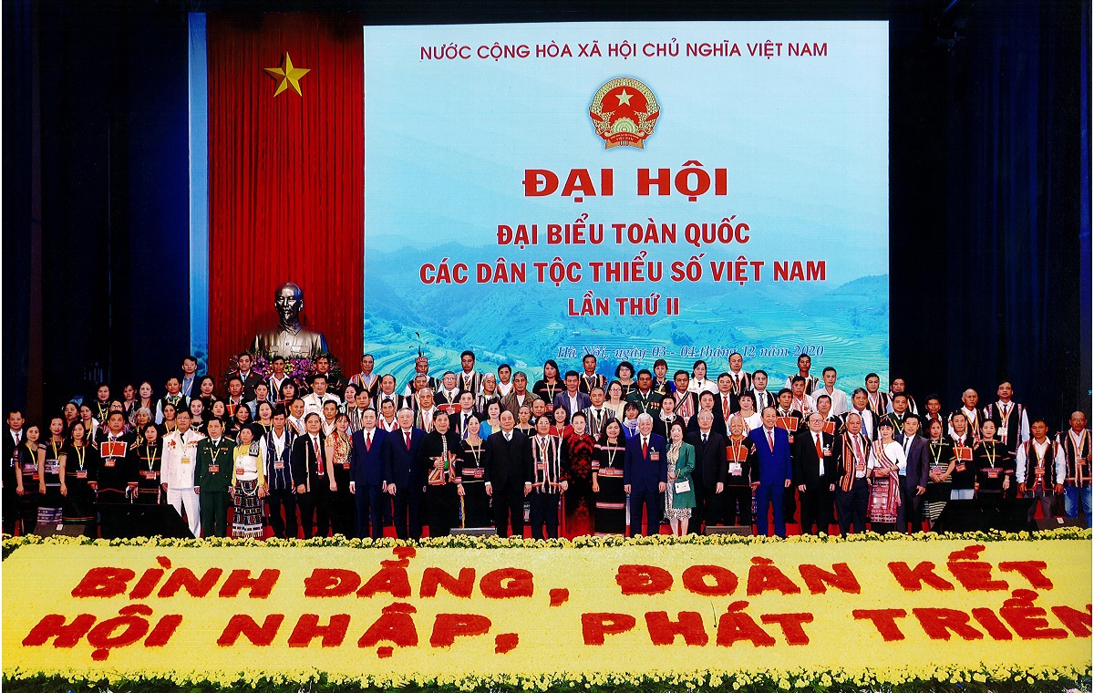 Lãnh đạo Đảng, Nhà nước chụp ảnh lưu niệm cùng đoàn đại biểu các tỉnh Tây Nguyên dự Đại hội đại biểu toàn quốc các DTTS Việt Nam lần thứ II năm 2020