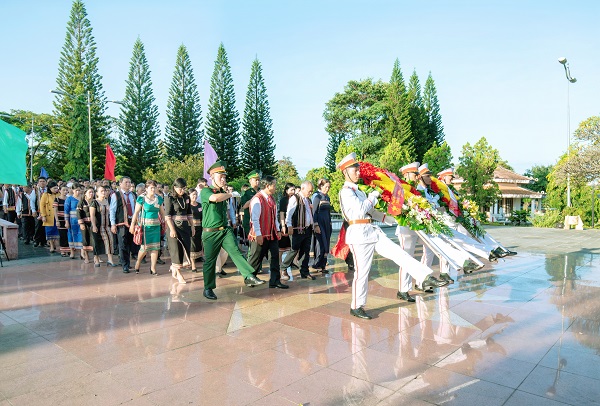 Lễ viếng Nghĩa trang Liệt sĩ tỉnh nhân dịp Đại hội đại biểu các DTTS tỉnh Kon Tum lần thứ III năm 2019