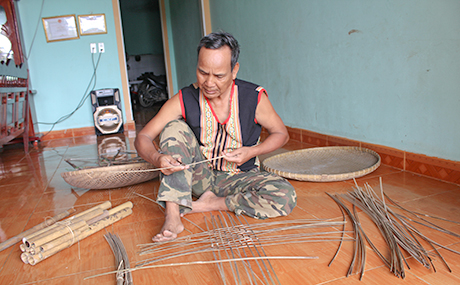 Già làng A Huynh “giữ lửa” nghề đan lát truyền thống