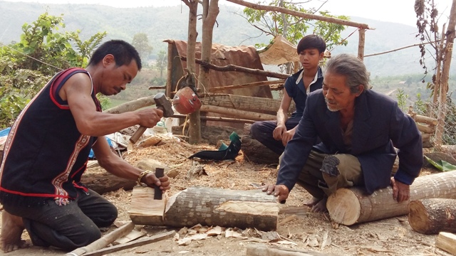 Gia đình 3 thế hệ với nghề tạc tượng gỗ dân gian