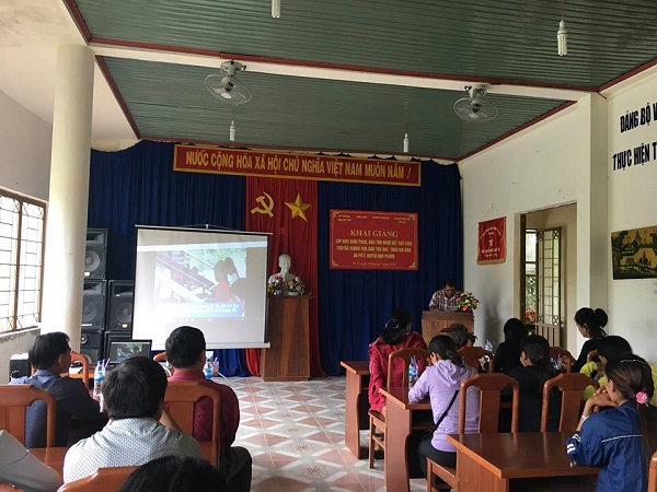 Khai giảng lớp học khôi phục, bảo tồn nghề dệt thổ cẩm của dân tộc Hrê tại xã Pờ Ê - huyện Kon Plong